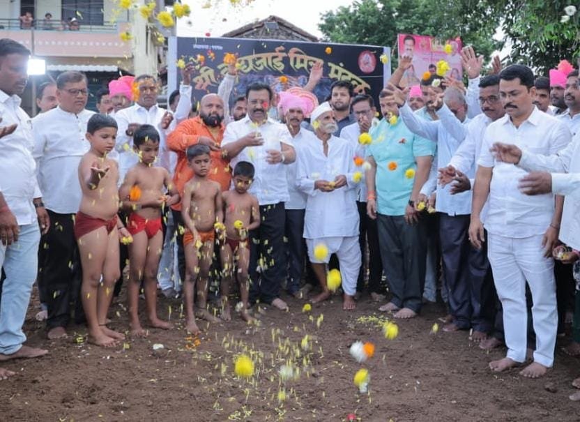 चिंचवाडच्या सर्वांगीण विकासासाठी प्रयत्नशिल राहणार – चेअरमन माधवराव घाटगे