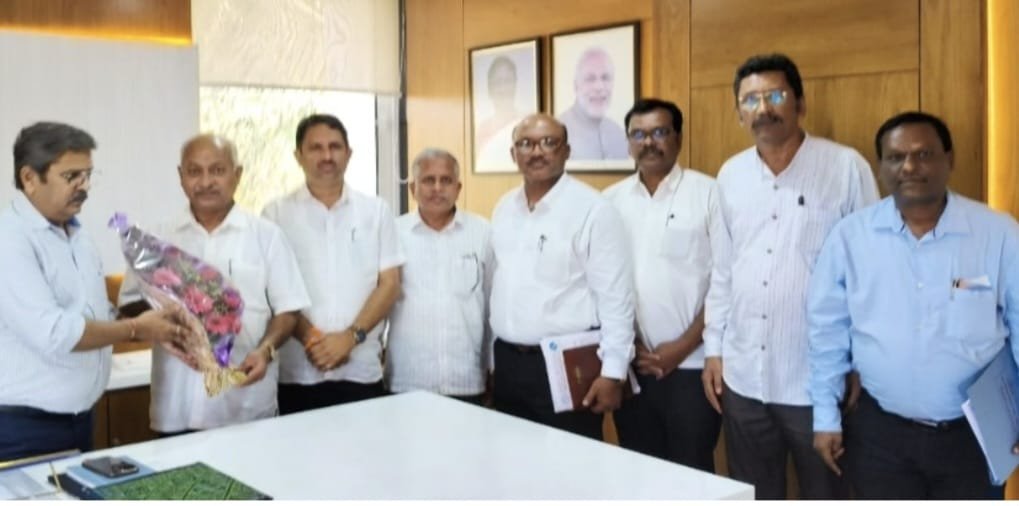 आजरा साखर कारखान्याला उर्जीतावस्था आणणार; चेअरमन मुकुंददादा सहकार मंत्र्यांच्या भेटीला