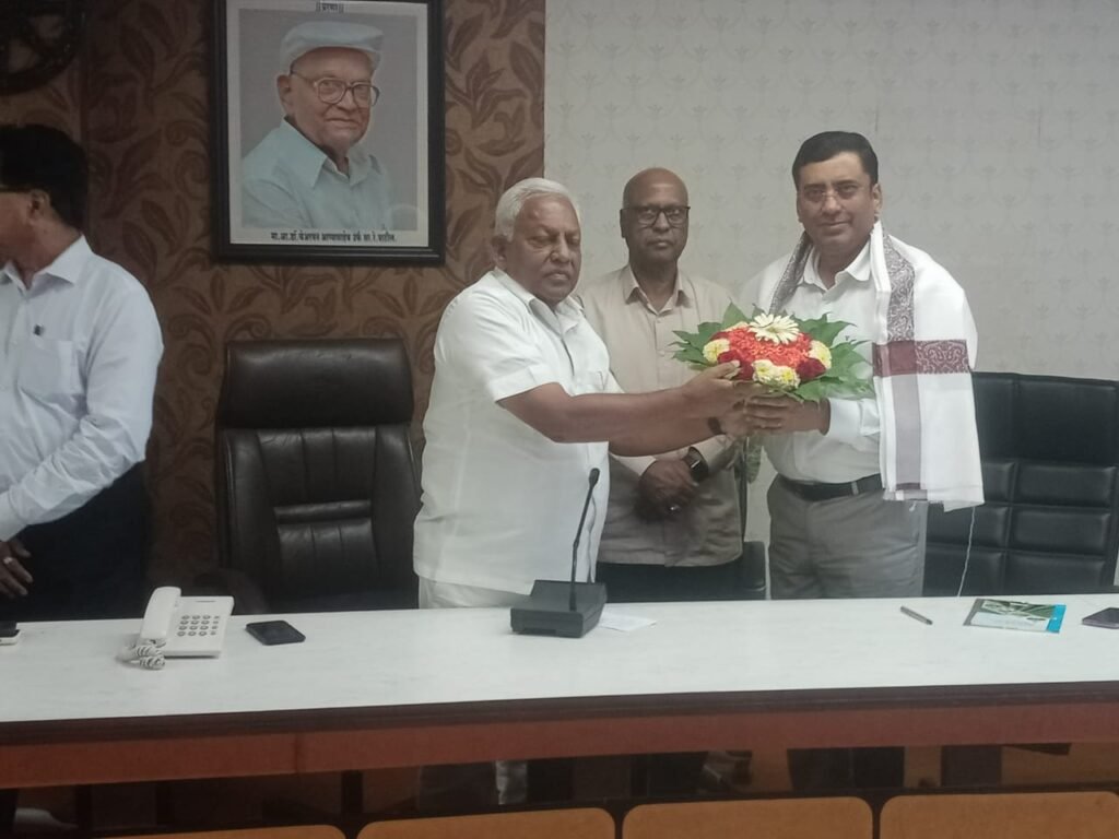 गुजरातच्या द खेडूत कारखान्याच्या शिष्टमंडळाची श्री दत्तला सदिच्छा भेट