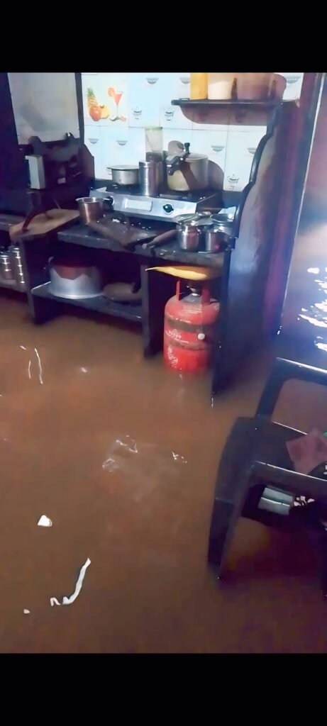 कासार कांडगाव रस्ता व गटारीचे काम निकृष्ट