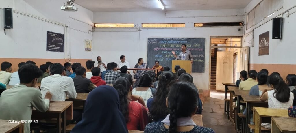 वाढत्या व्यसनाधीनता बद्दल महाविद्यालयीन युवकांशी संवाद