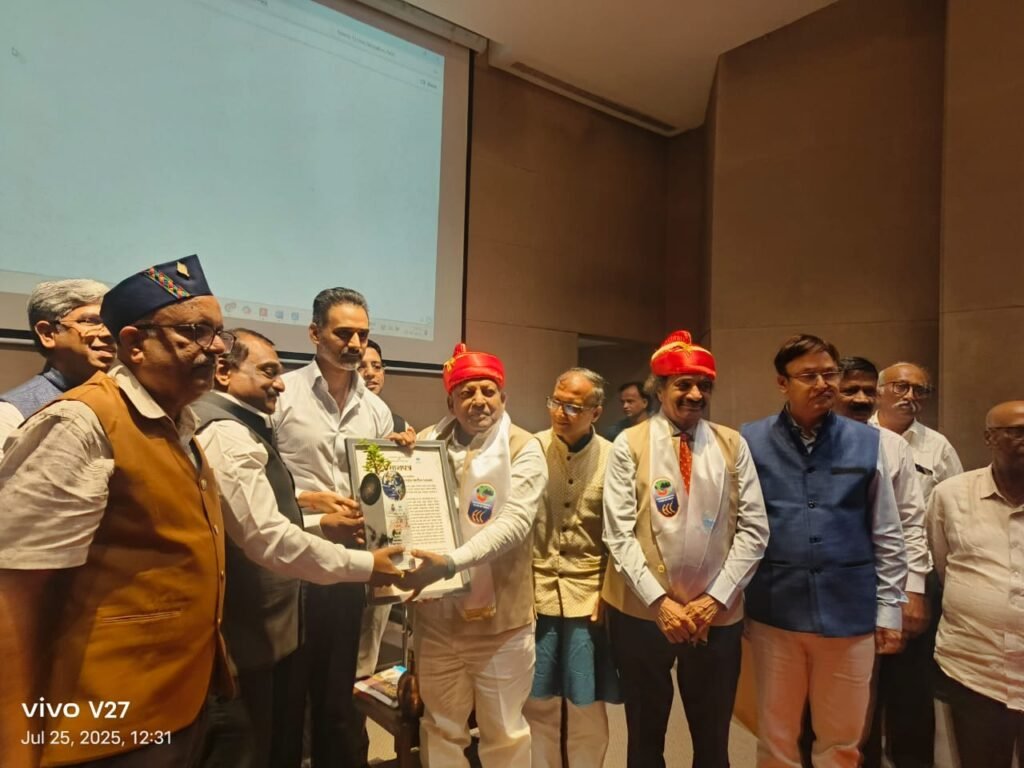 गणपतराव पाटील (दादा ) यांना पर्यावरण जीवन गौरव पुरस्कार प्रदान