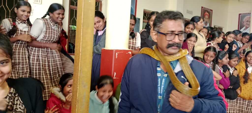 भीती नको – जिज्ञासा बाळगा : सर्प मित्र सदाशिव पाटील