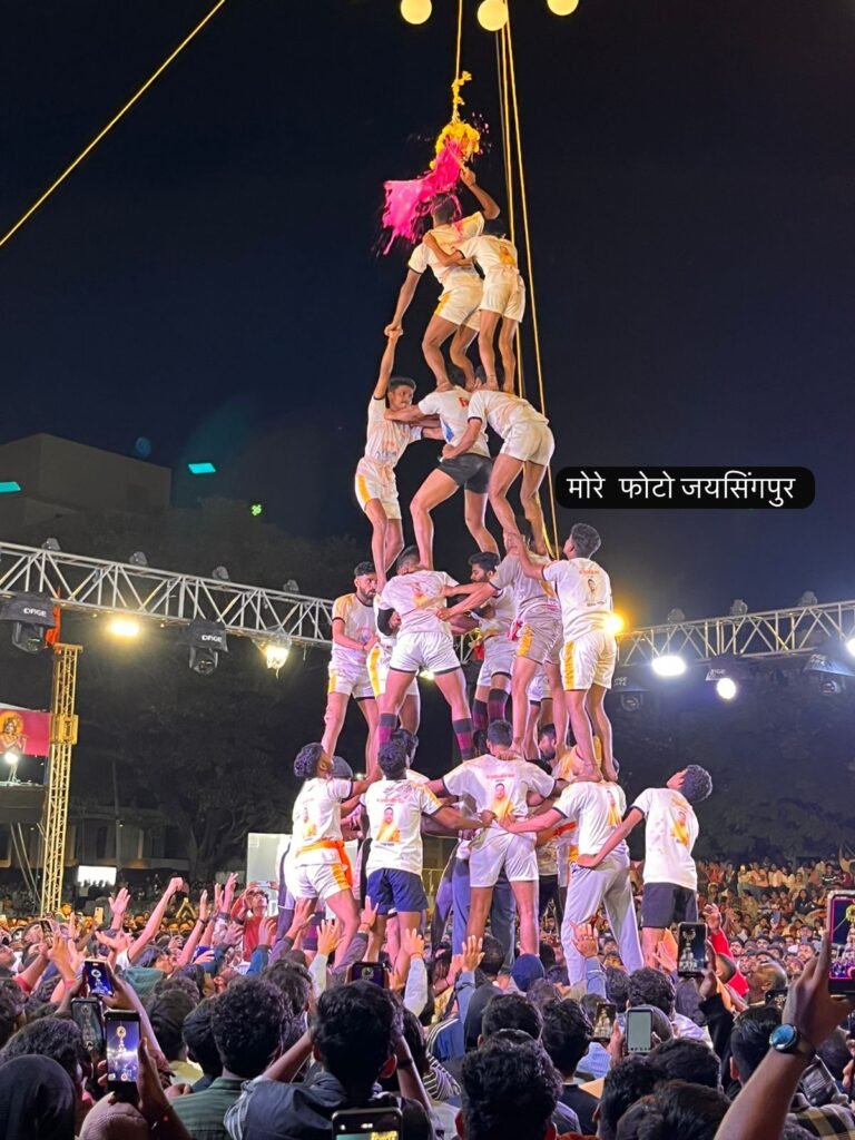 जयसिंगपुरात दहीहंडी उत्सवास अभूतपूर्व प्रतिसाद : जय हनुमान तालीम गोविंदा पथक मानकरी 