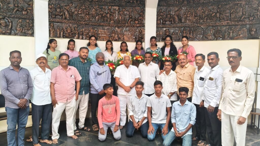 गणपतराव पाटील यांच्या हस्ते नांदणीतील खेळाडू, विद्यार्थ्यांचा सत्कार