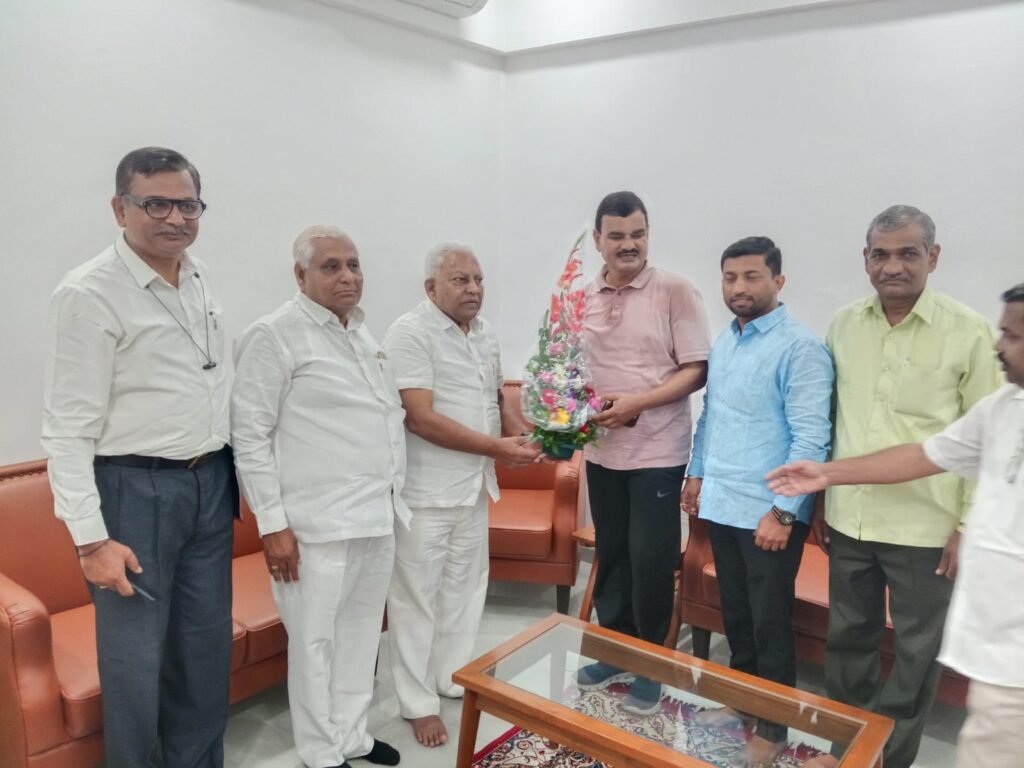 महाराष्ट्राचे कृषीमंत्री दत्तामामा भरणे आणि पालकमंत्री प्रकाशराव आबिटकर यांनी घेतली जमीन क्षारपड मुक्तीच्या श्री दत्त पॅटर्न ची माहिती