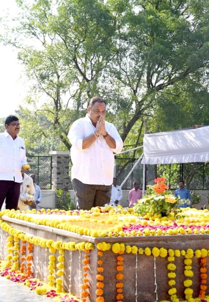 पुण्यतिथीनिमित्त स्व.शामरावआण्णा पाटील यड्रावकर यांना अभिवादन