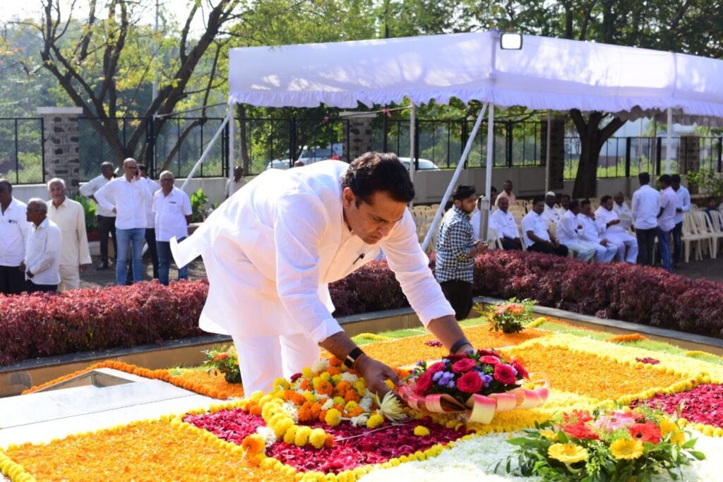 सहकाररत्न शामराव पाटील यड्रावकर यांना मान्यवरांकडून अभिवादन