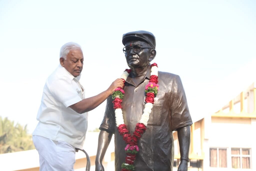 स्व.माजी आमदार डॉ. आप्पासाहेब उर्फ सा.रे. पाटील यांच्या जयंतीनिमित्त श्री दत्त साखरच्या वतीने विनम्र अभिवादन