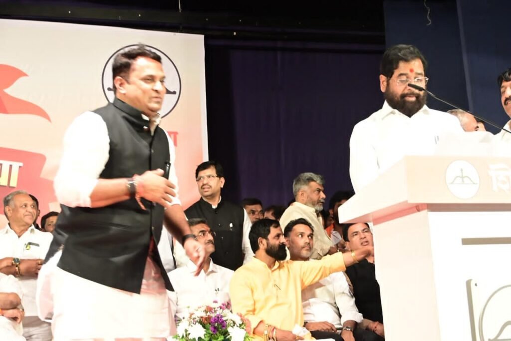 नूतन नगराध्यक्ष संजय पाटील यड्रावकर, नूतन नगराध्यक्षा मनिषा डांगे यांचा उपमुख्यमंत्री एकनाथ शिंदे यांच्या हस्ते सत्कार