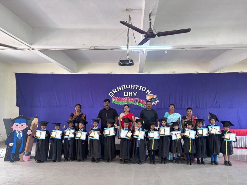 दीप पब्लिक स्कूलमध्ये ग्रॅज्युएशन समारंभ उत्साहात संपन्न