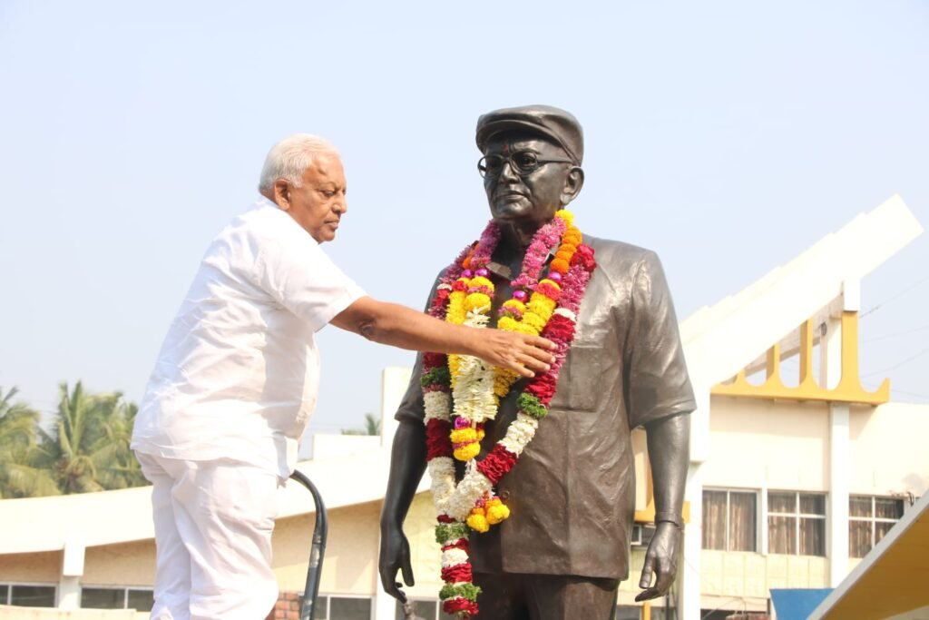 स्व माजी आमदार डॉ. आप्पासाहेब उर्फ सा.रे.पाटील यांच्या पुण्यतिथीनिमित्त श्री दत्त साखर शिरोळच्या वतीने विनम्र अभिवादन