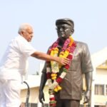 स्व माजी आमदार डॉ. आप्पासाहेब उर्फ सा.रे.पाटील यांच्या पुण्यतिथीनिमित्त श्री दत्त साखर शिरोळच्या वतीने विनम्र अभिवादन