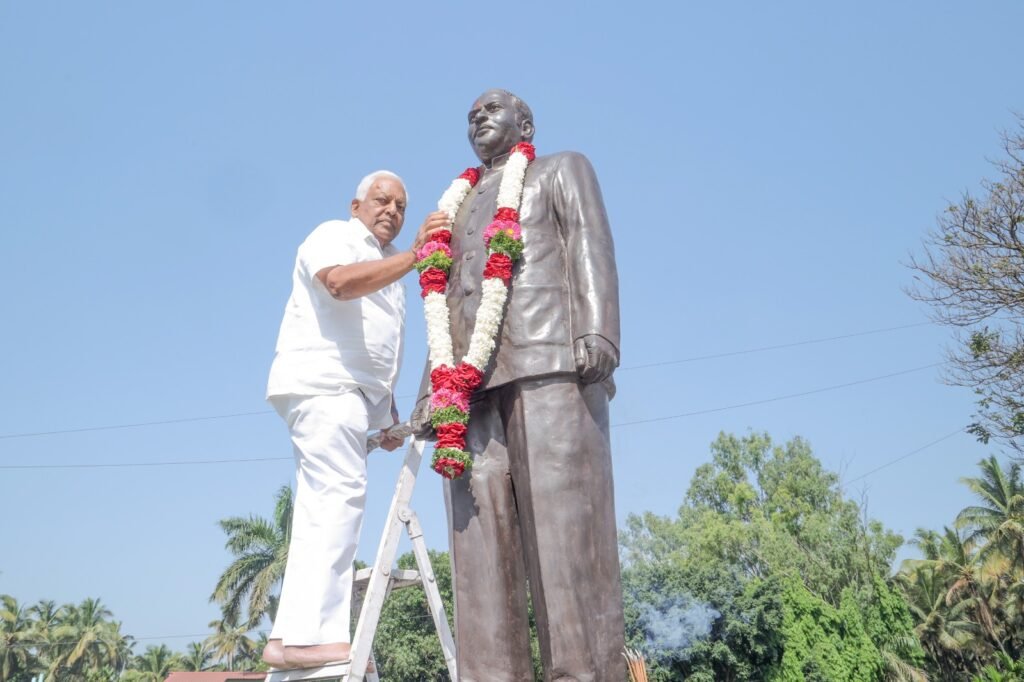 दलितमित्र भाई दिनकररावजी यादव यांच्या जयंतीनिमित्त श्री दत्त साखरच्यावतीने विनम्र अभिवादन